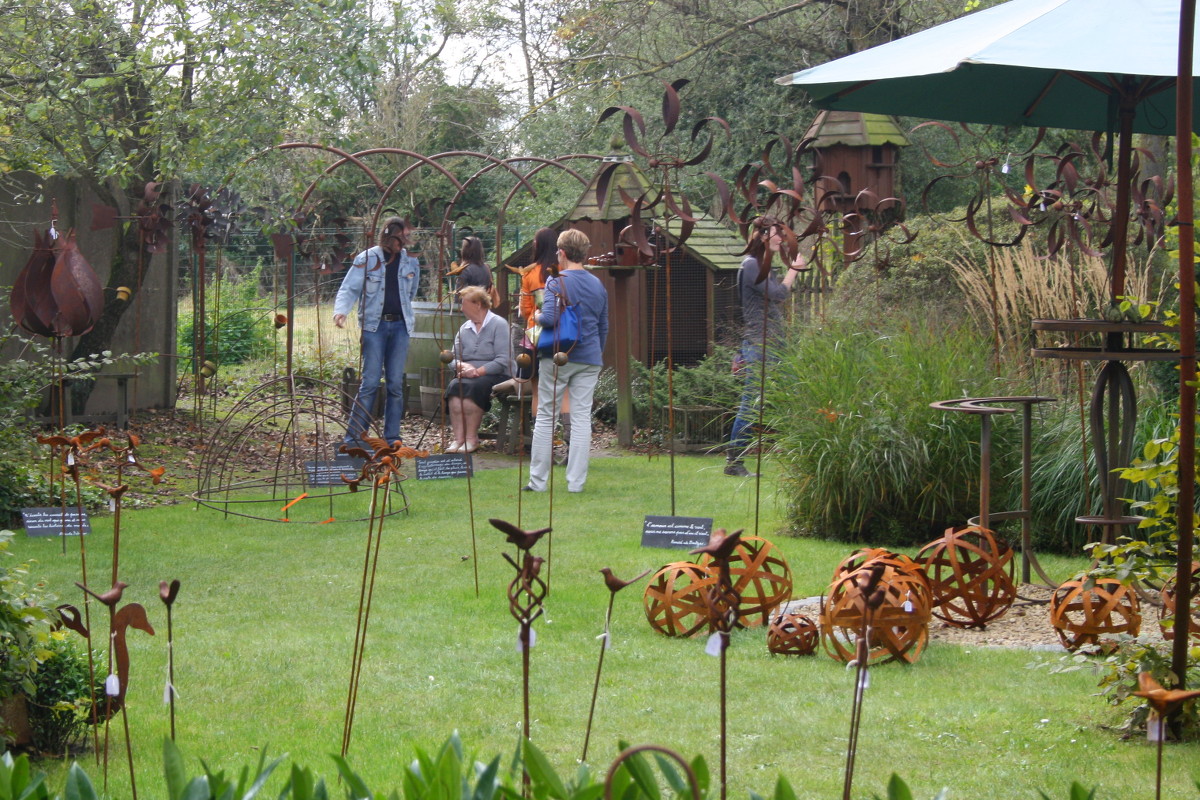 Objets de décoration en fer rouillé tendance au jardin.